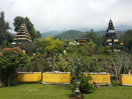 Pura Parahyangan Agung Taman Sari Gunung Salak